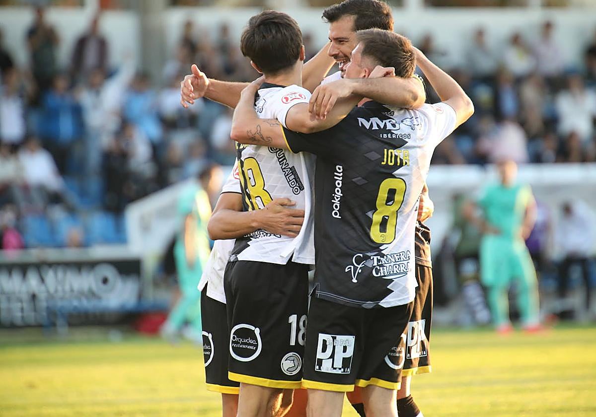 Los jugadores de Unionistas, celebrando un gol en la presente temporada.