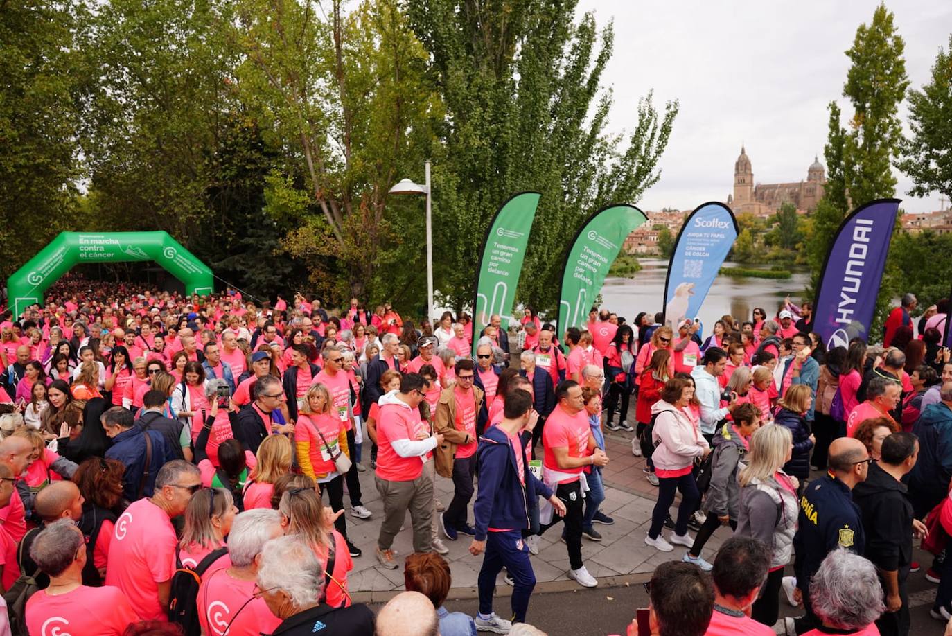 Salamanca &#039;se tiñe&#039; de rosa por el cáncer