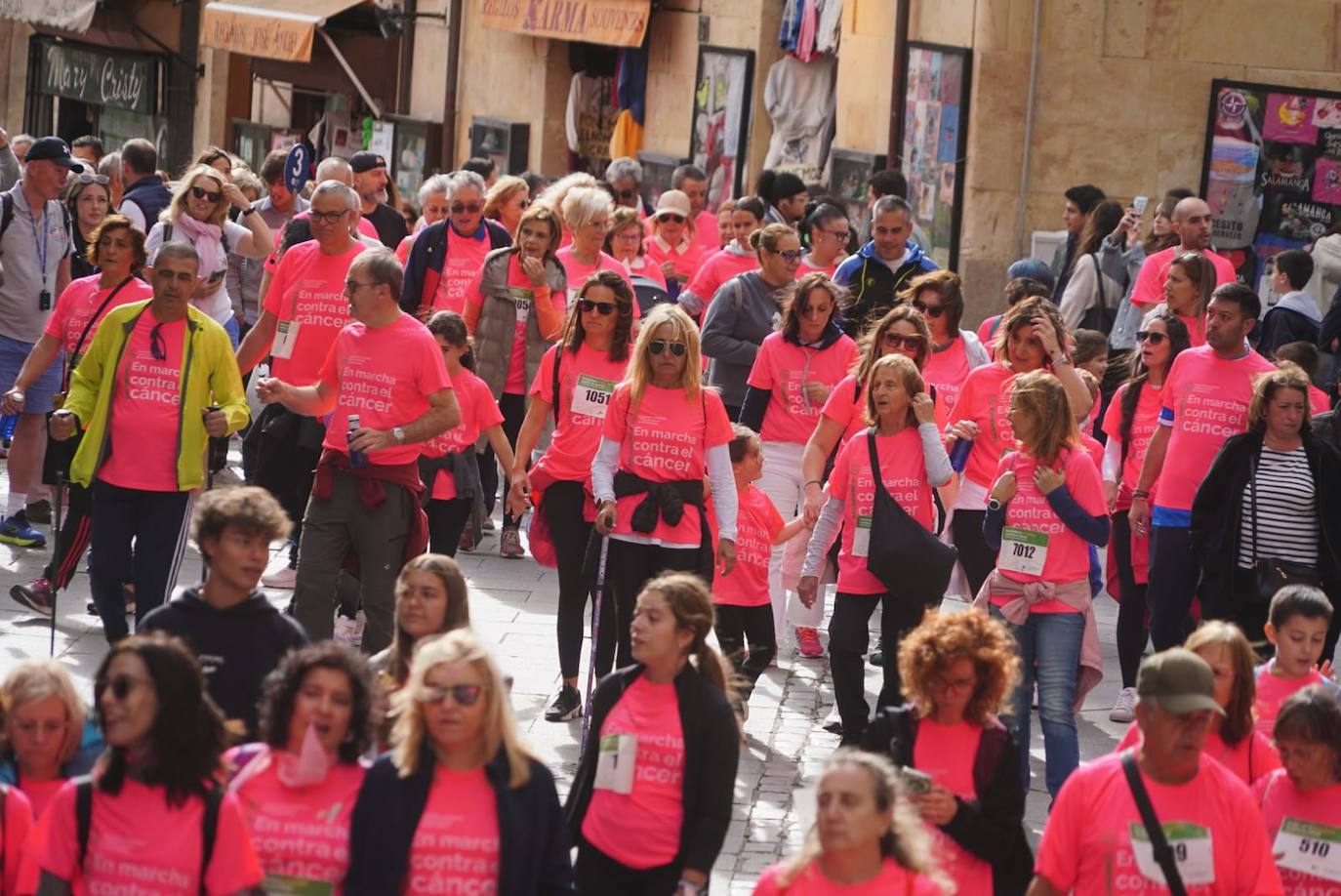 Salamanca &#039;se tiñe&#039; de rosa por el cáncer