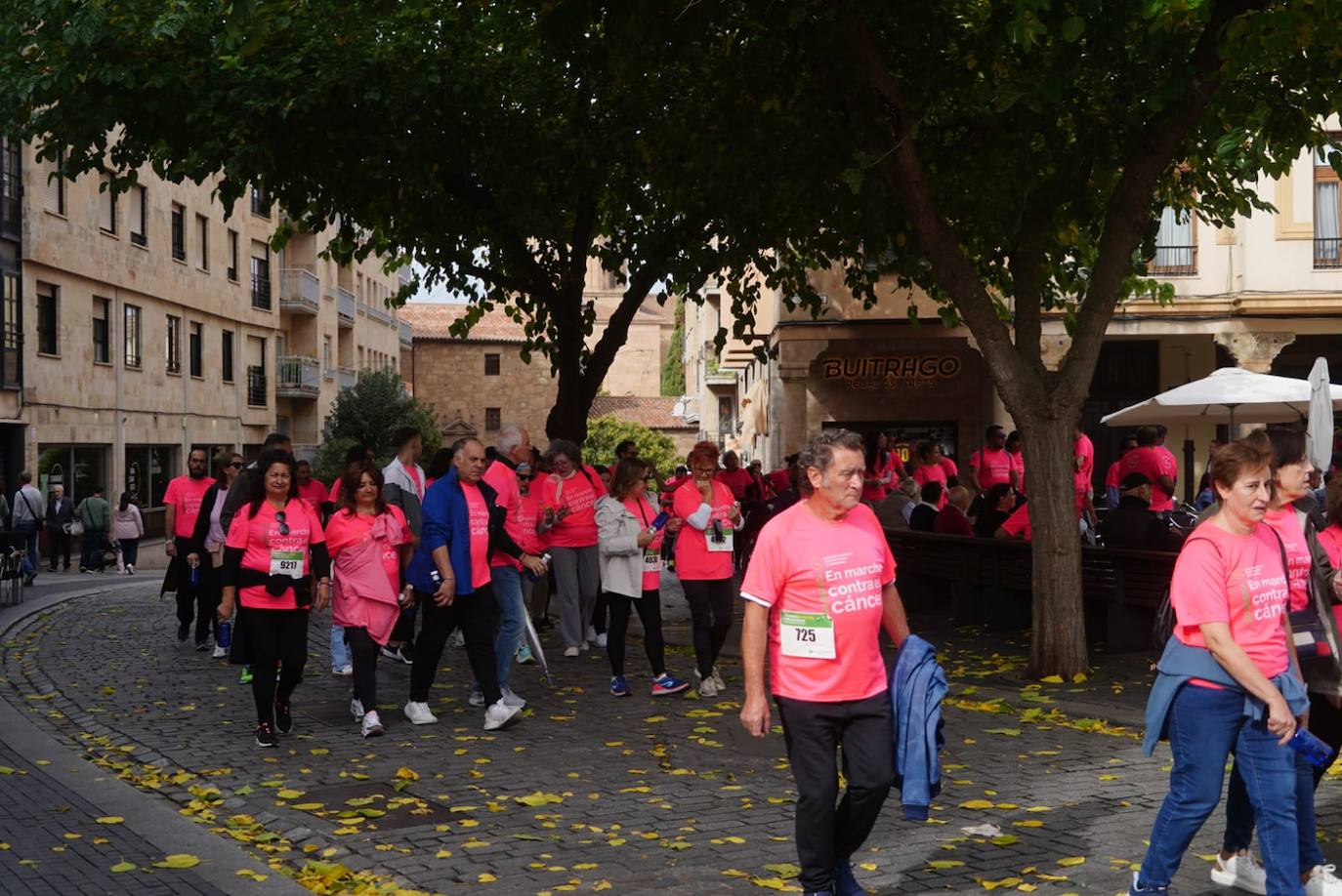 Salamanca &#039;se tiñe&#039; de rosa por el cáncer