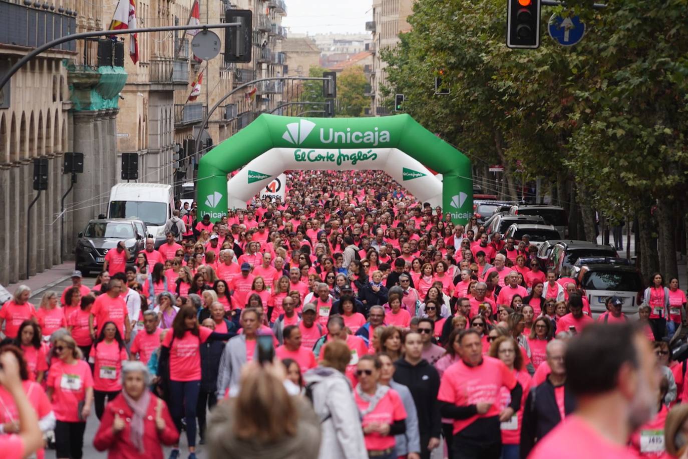 Salamanca &#039;se tiñe&#039; de rosa por el cáncer
