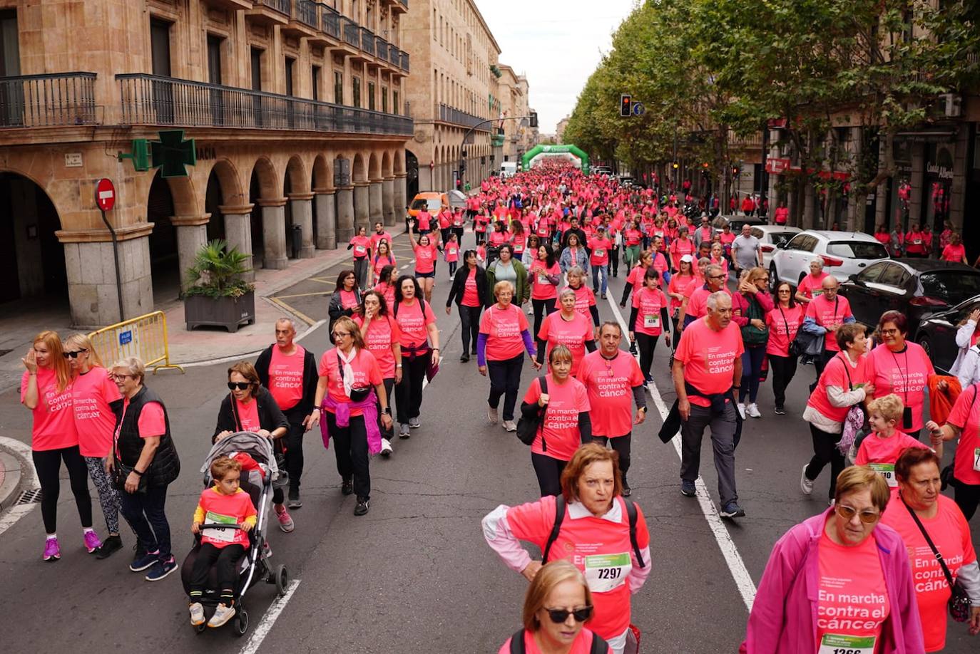 Salamanca &#039;se tiñe&#039; de rosa por el cáncer
