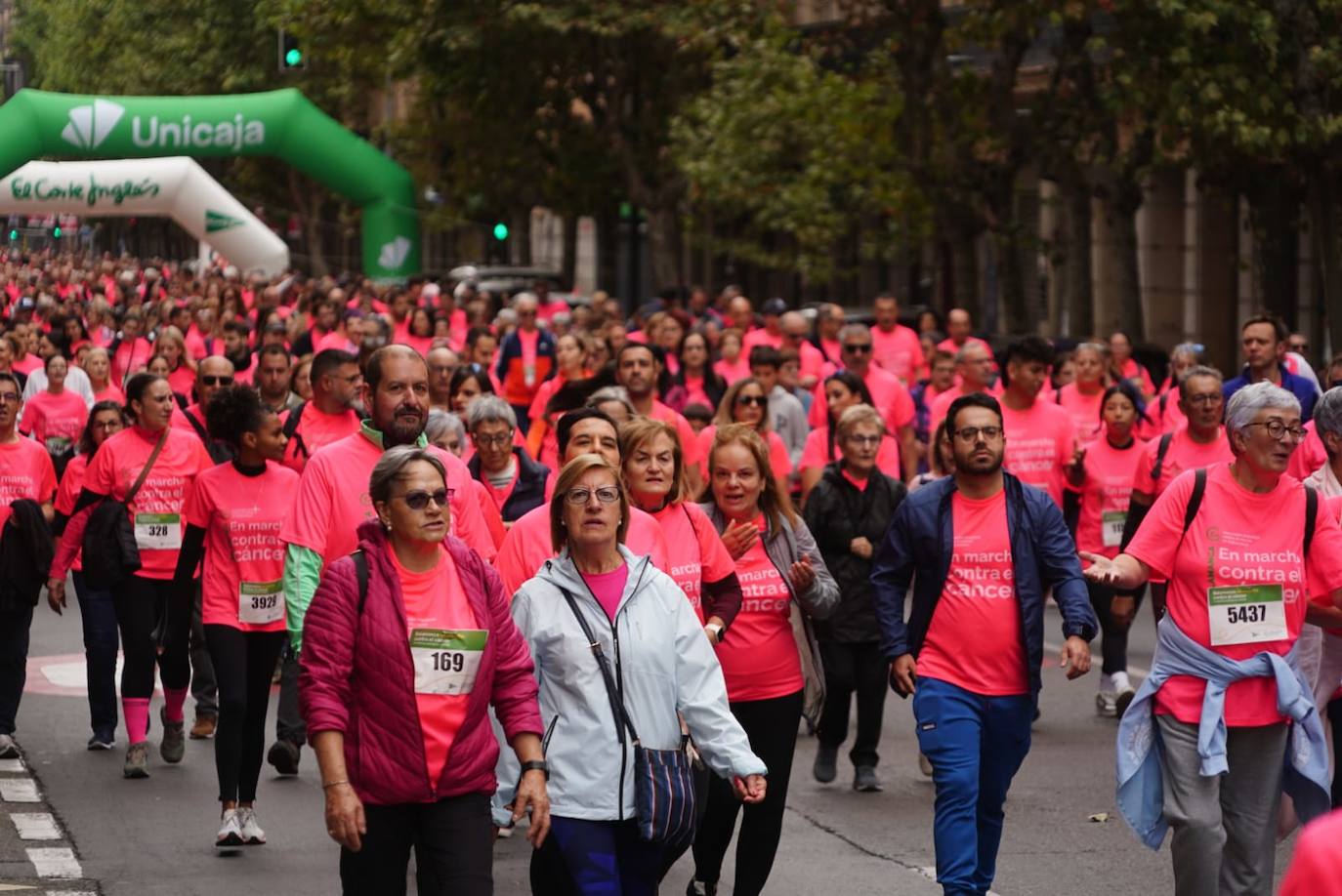 Salamanca &#039;se tiñe&#039; de rosa por el cáncer