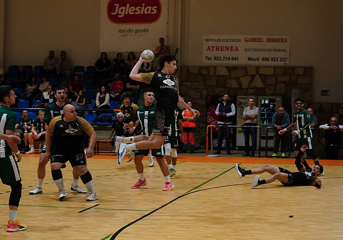 Unai Sanz se dispone a lanzar a la meta rival aprovechando el bloqueo de Sebas Elena.