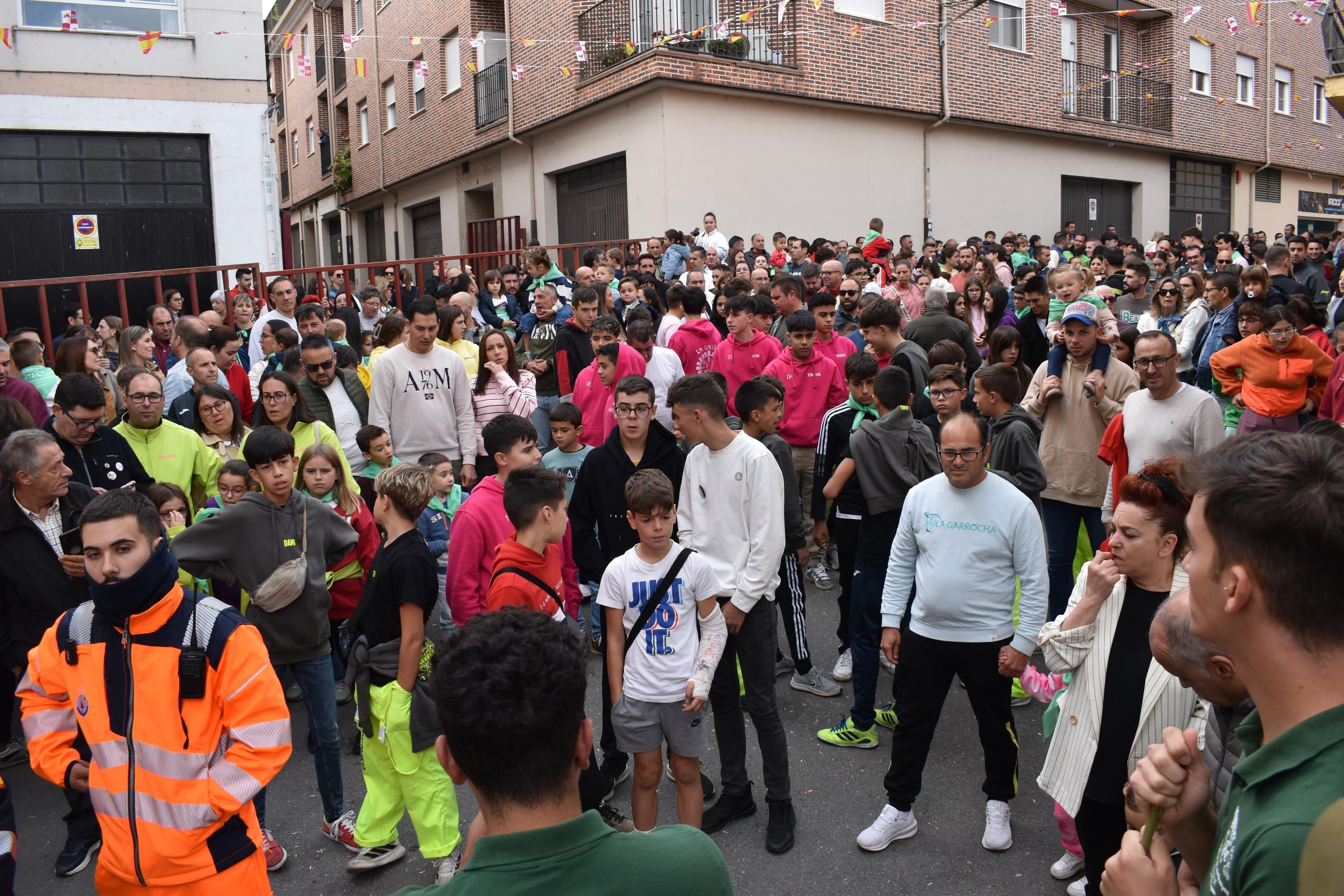 Pasión taurina que une generaciones con encierro de minibueyes y novillos en Alba de Tormes