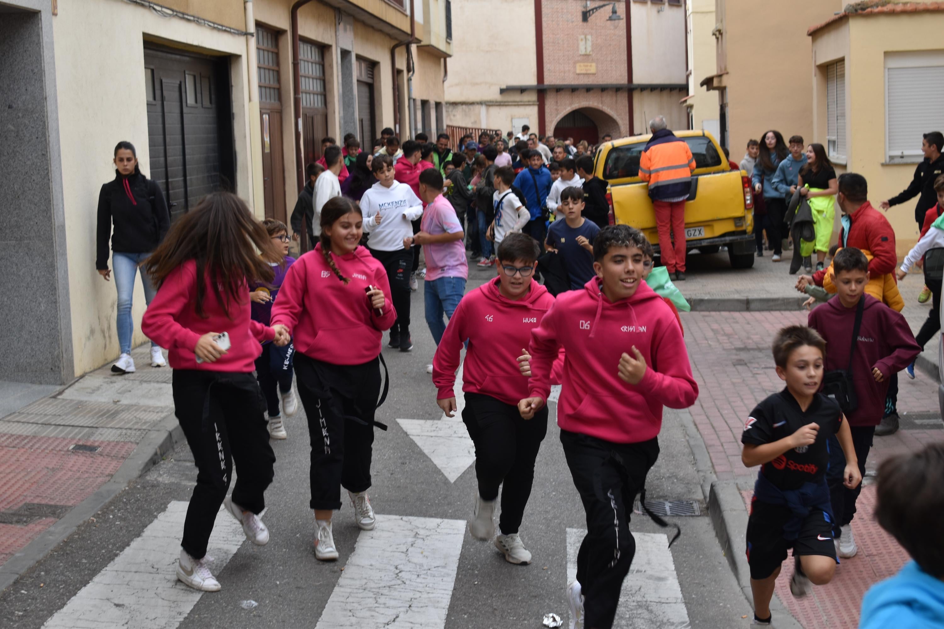 Pasión taurina que une generaciones con encierro de minibueyes y novillos en Alba de Tormes