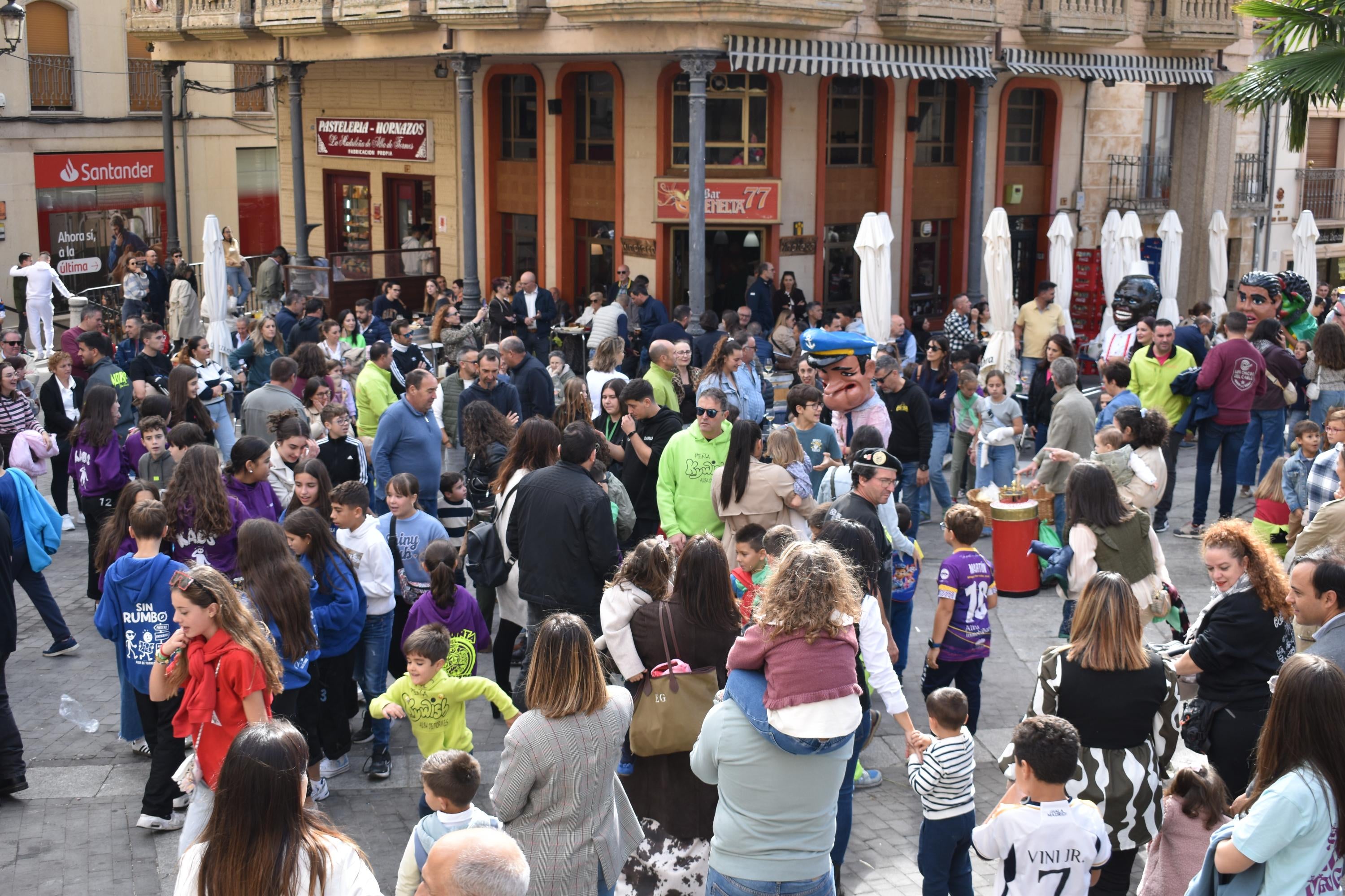 La charanga y los cabezudos alegran las calles de Alba de Tormes