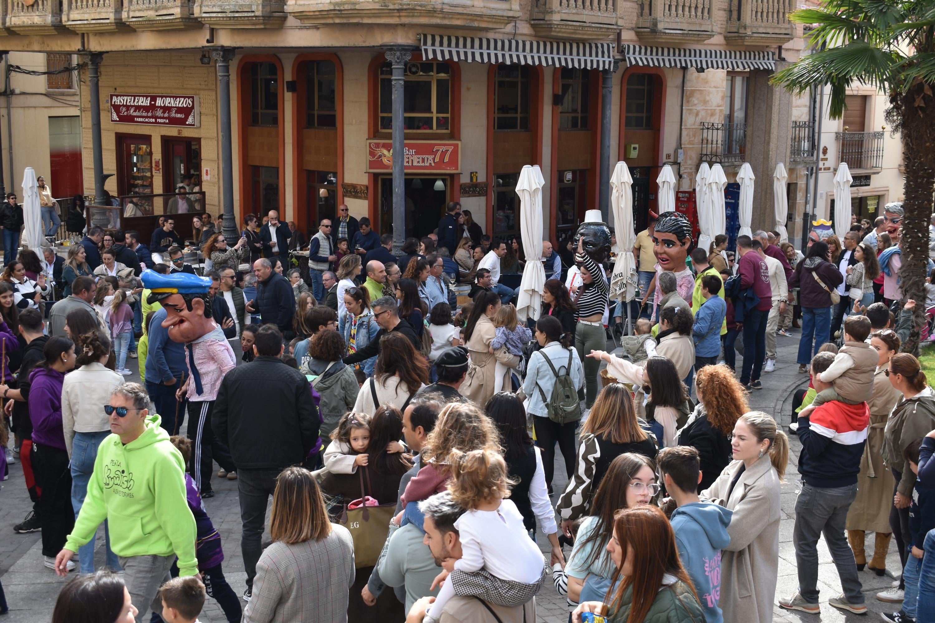 La charanga y los cabezudos alegran las calles de Alba de Tormes