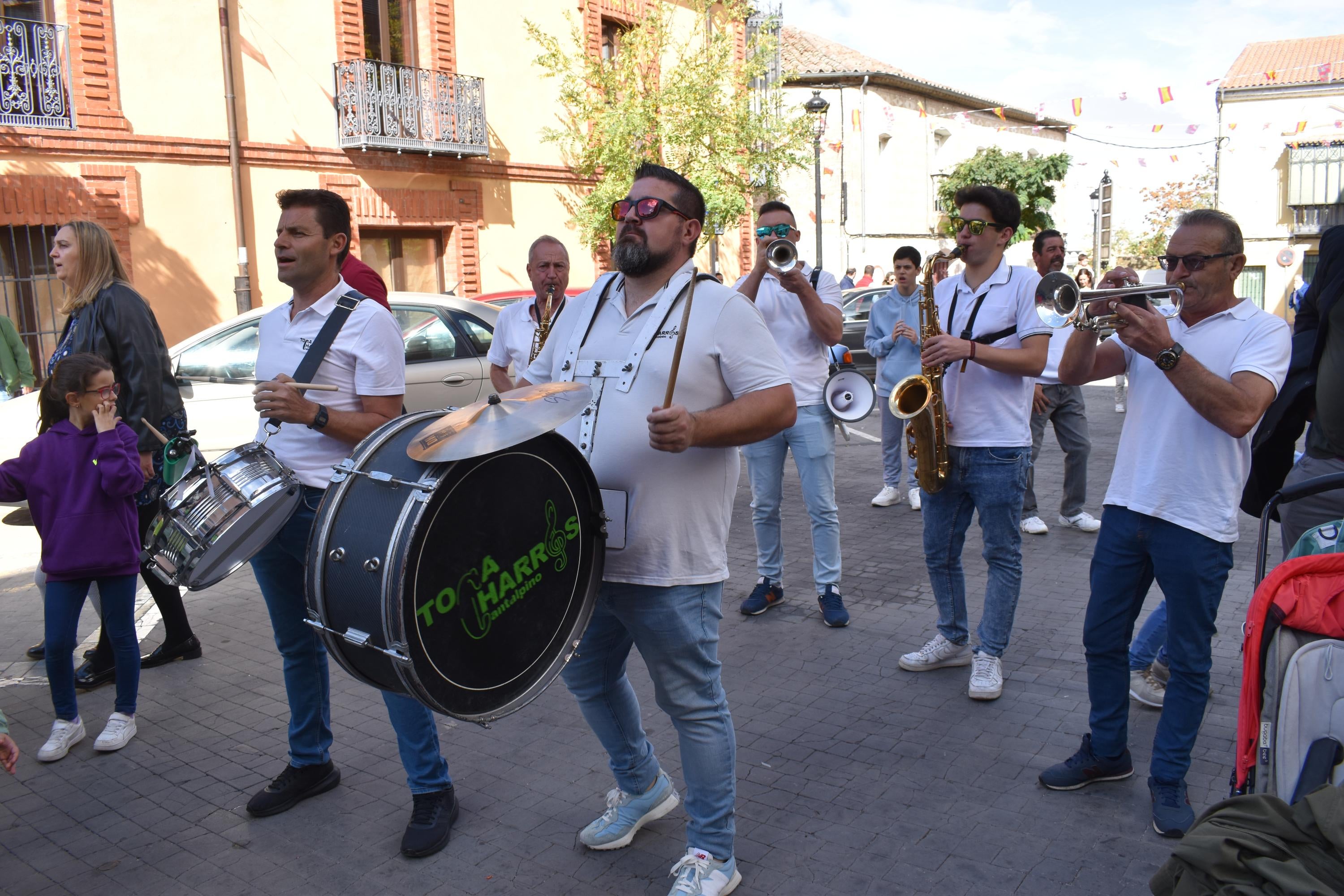 La charanga y los cabezudos alegran las calles de Alba de Tormes