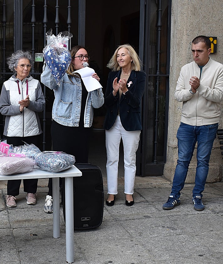 Imagen secundaria 2 - Alba de Tormes reafirma su apoyo a las pacientes de cáncer de mama con la donación de &#039;cojines del corazón&#039;