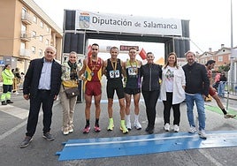 Los tres primeros clasificados, con las autoridades.