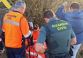 Agentes de la Guardia Civil y miembros de Protección Civil, junto a la mujer localizada con vida este sábado en Santa Marta de Tormes.
