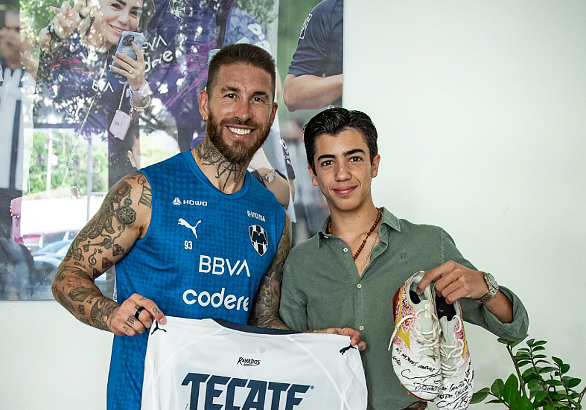 Sergio Ramos posa con Marco Pérez tras regalarle unas botas y una camiseta.