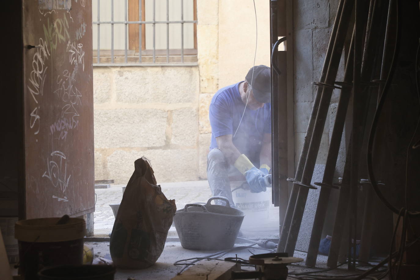 Un cerrajero durante la reforma de un local en la ciudad de Salamanca.
