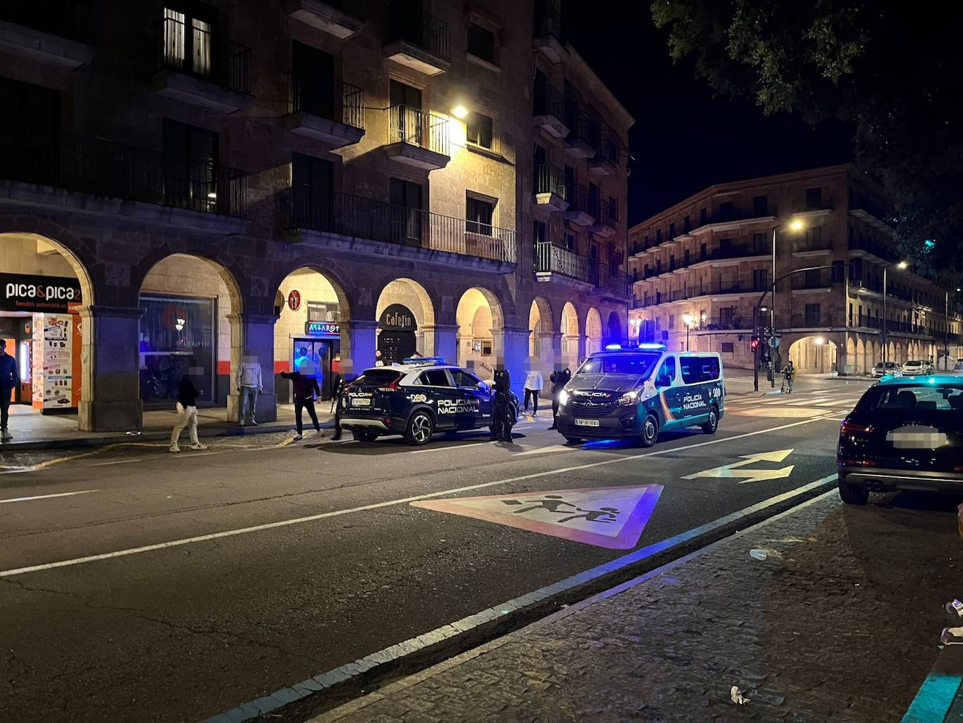 Efectivos de la Policía Nacional, presentes en la Gran Vía en la madrugada de este domingo.