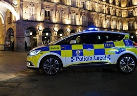 Una patrulla de la Policía Local, en la Plaza Mayor.