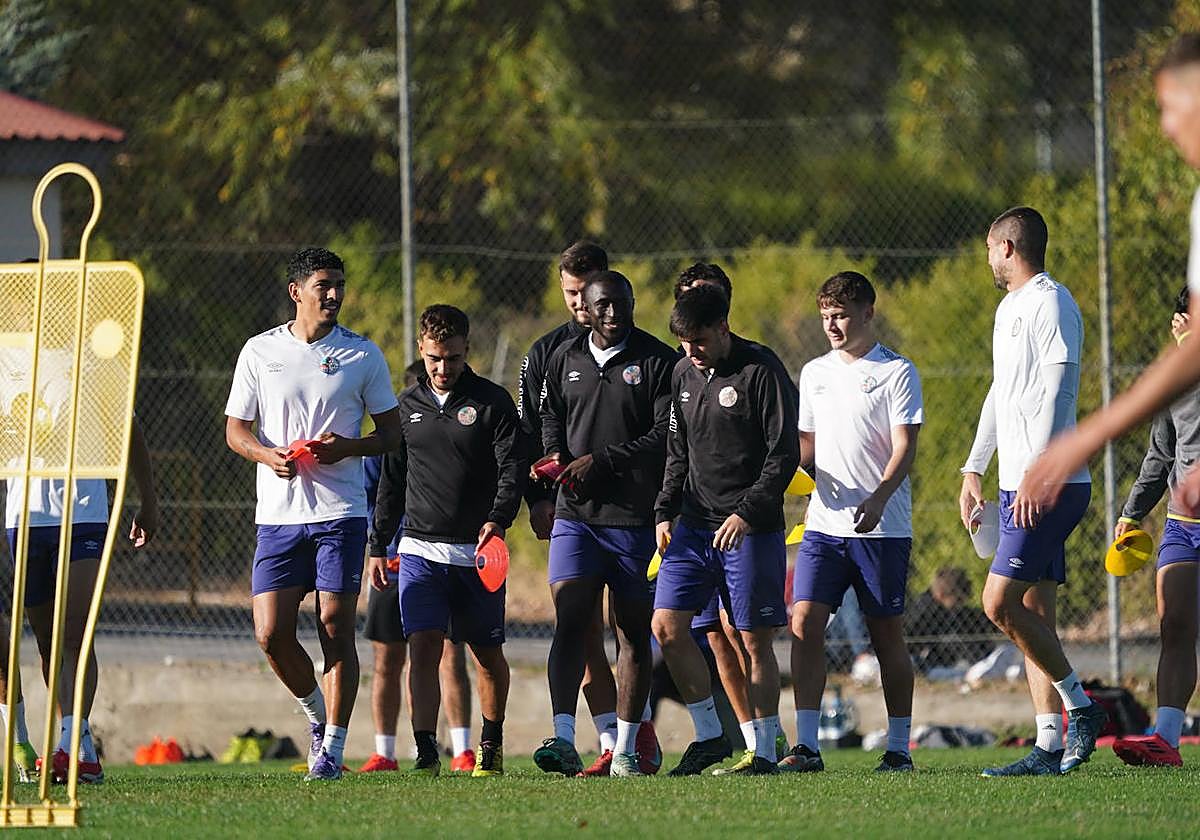 Los jugadores del Salamanca UDS, antes de afrontar la última sesión de entrenamiento de la semana.