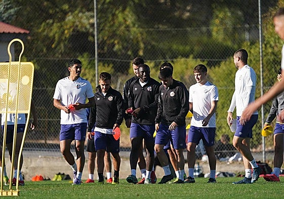 Los jugadores del Salamanca UDS, antes de afrontar la última sesión de entrenamiento de la semana.
