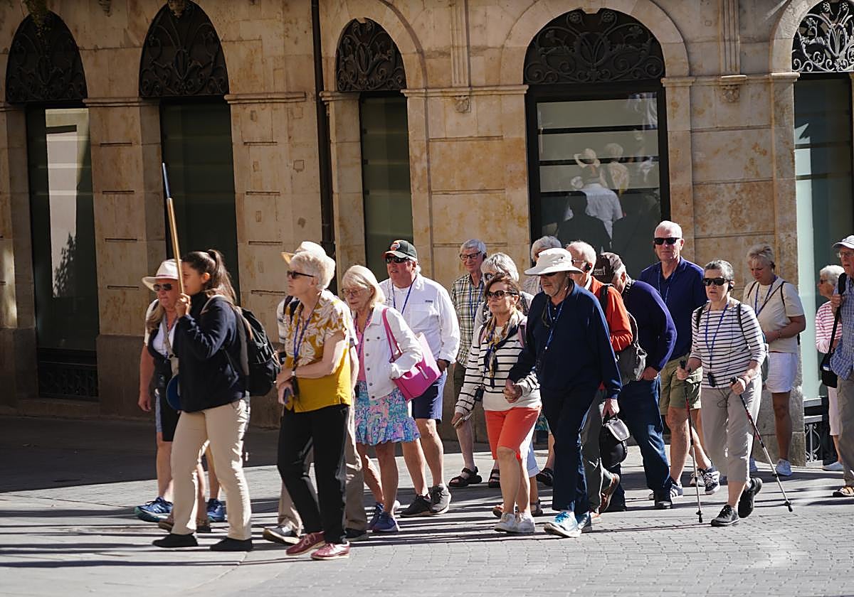 Varios turistas visitan Salamanca.