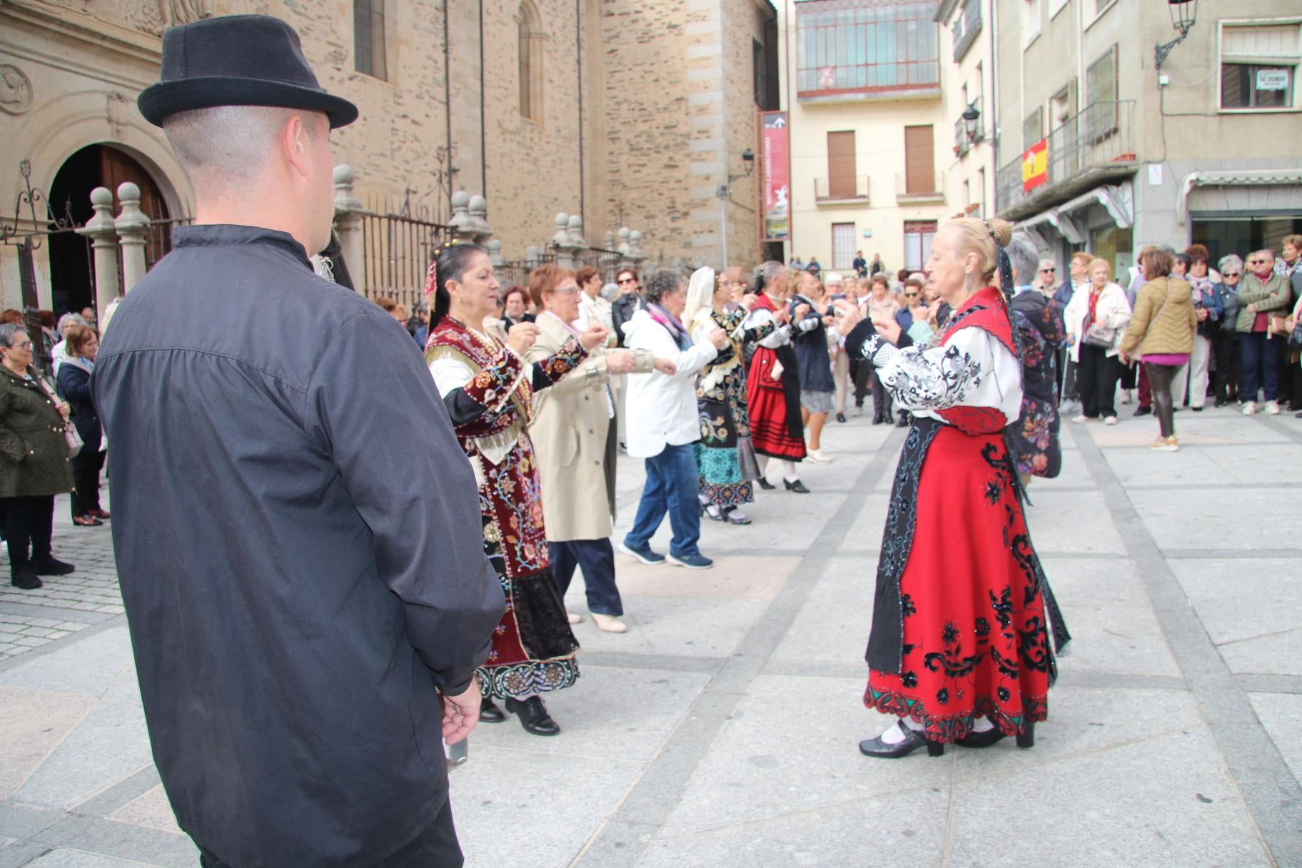 Alba celebra un día de fiesta en clave femenina
