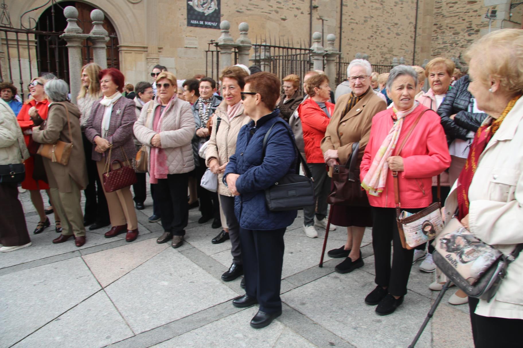 Alba celebra un día de fiesta en clave femenina