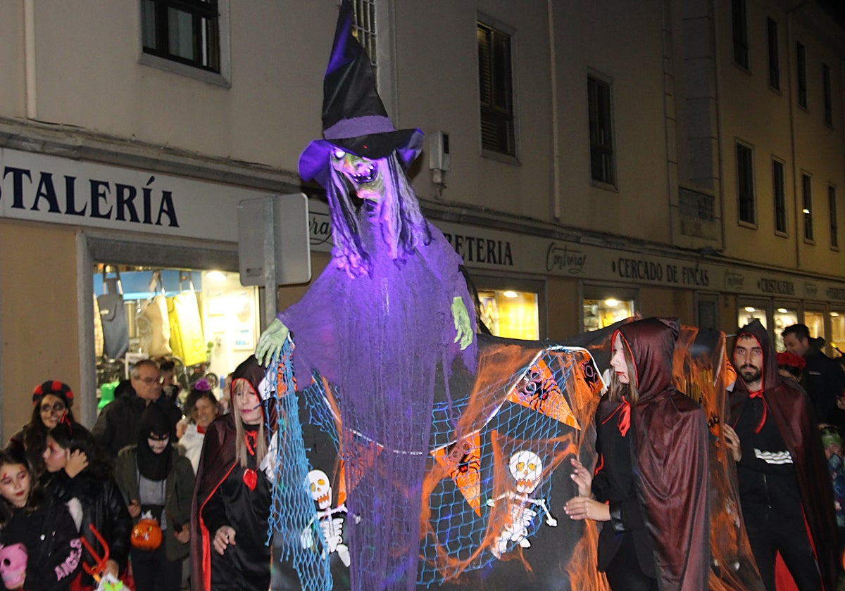 Procesión de brujas, esqueletos y fantasmas en Peñaranda.