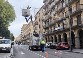 Los técnicos instalan las luces de Navidad en la Gran Vía.
