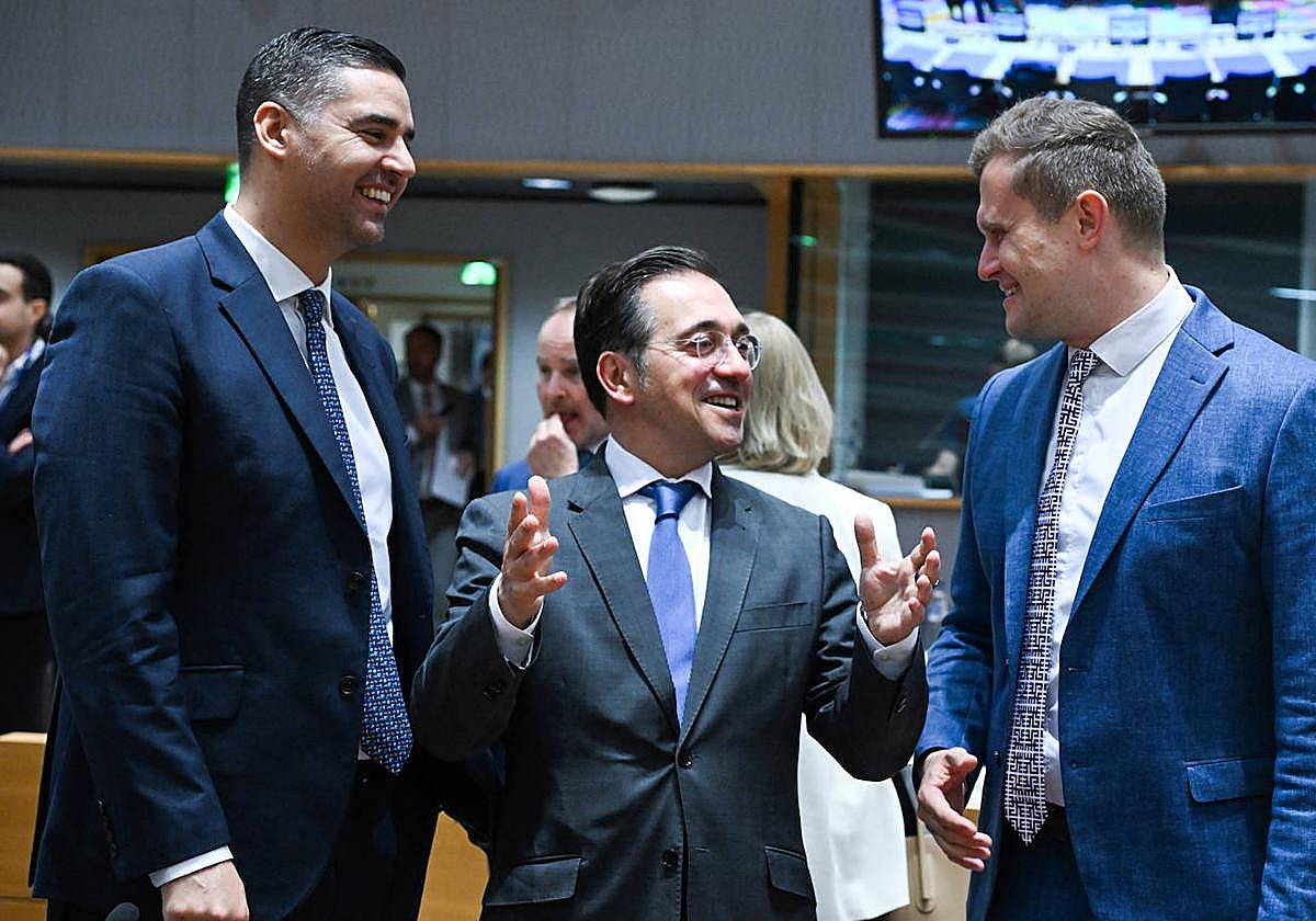 El ministro de Exteriores, José Manuel Albares, junto a los representantes de Malta y Letonia, en una reunión del Consejo de Exteriores de la Unión Europea.