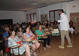 Cata de vinos en el centro cultural.