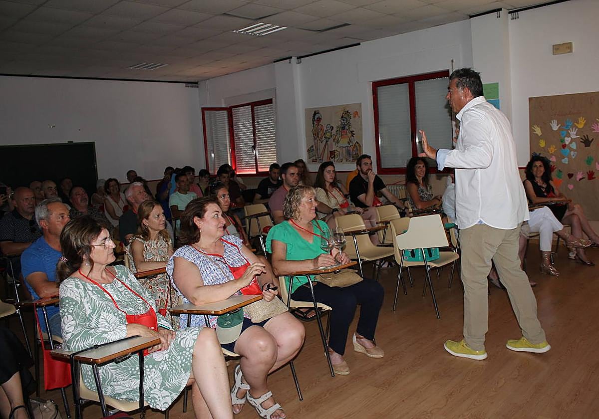 Cata de vinos en el centro cultural.