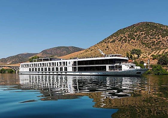 Barco con cruceristas en la zona de Vega Terrón en Salamanca.