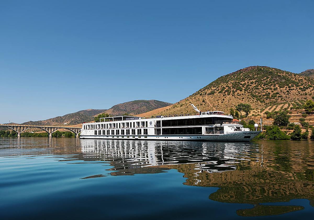 Barco con cruceristas en la zona de Vega Terrón en Salamanca.