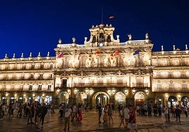 Panorámica de la Plaza Mayor de noche.