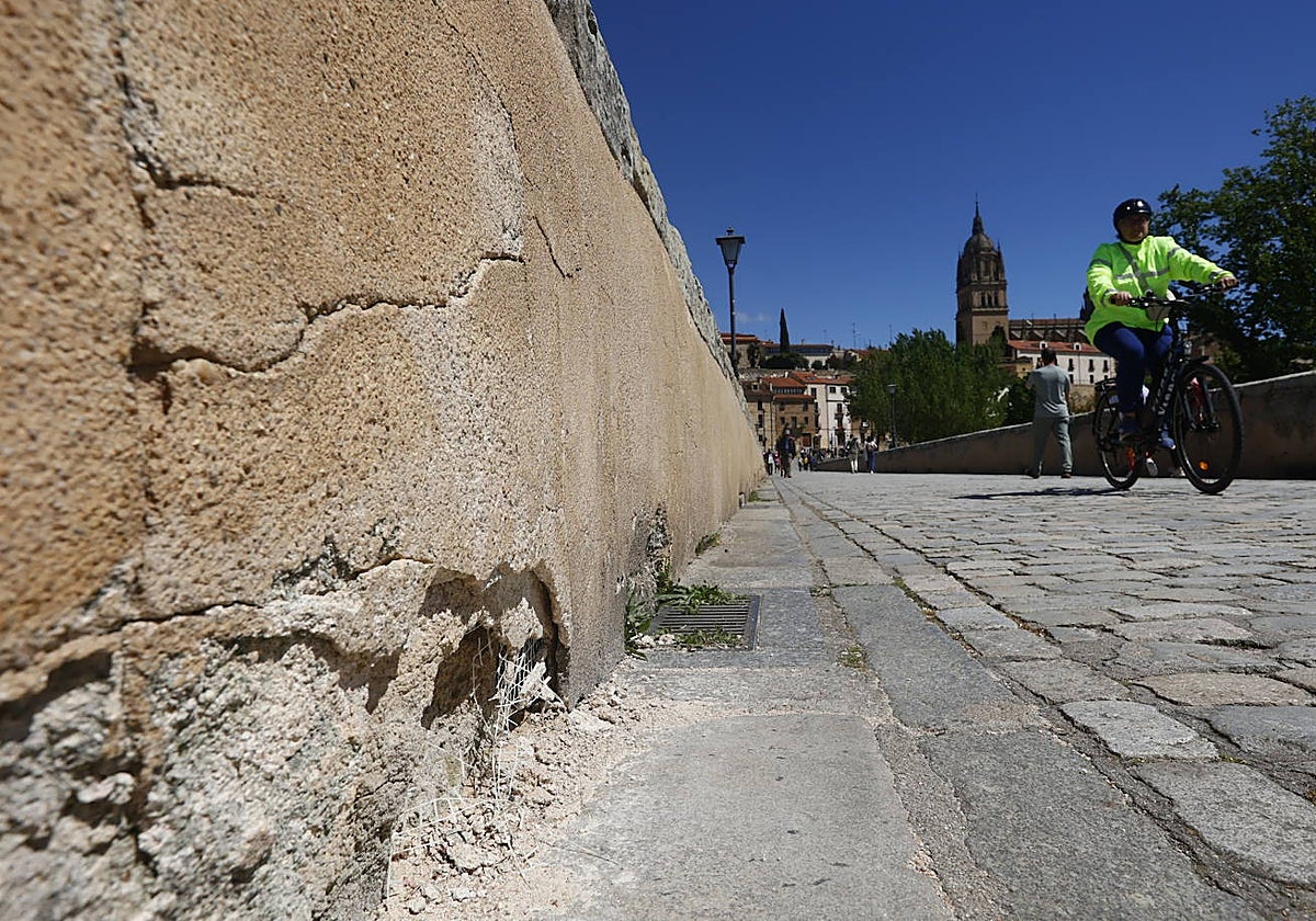 Deteriorado estado de uno de los pretiles del Puente Romano.