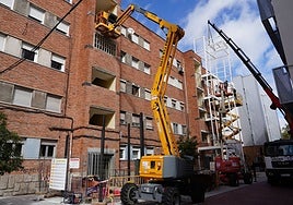 Trabajos para instalar los ascensores en los bloques de la calle Riofío.