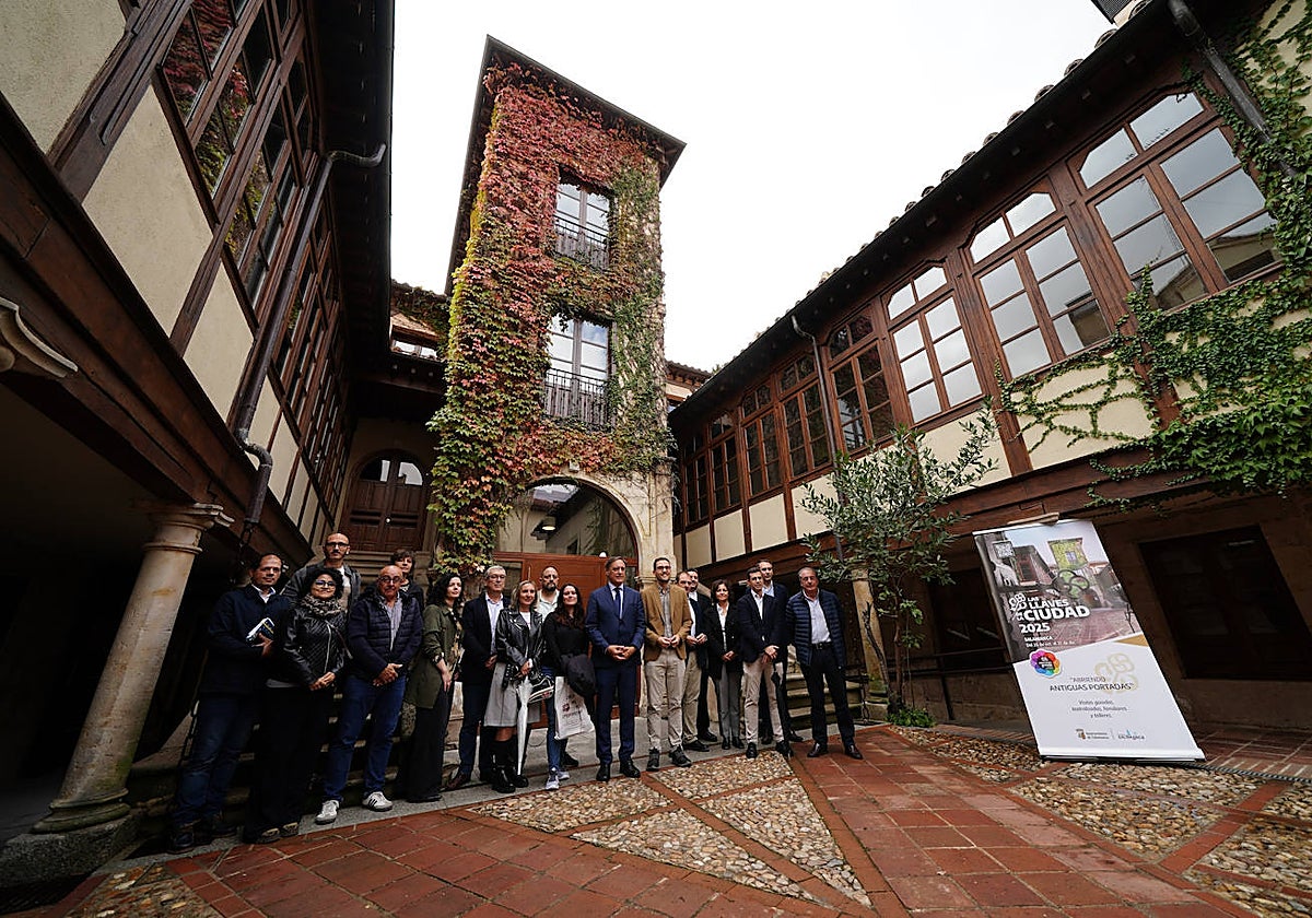 Carlos García Carbayo junto a representantes en la presentación de la nueva edición de 'Las llaves de la ciudad'