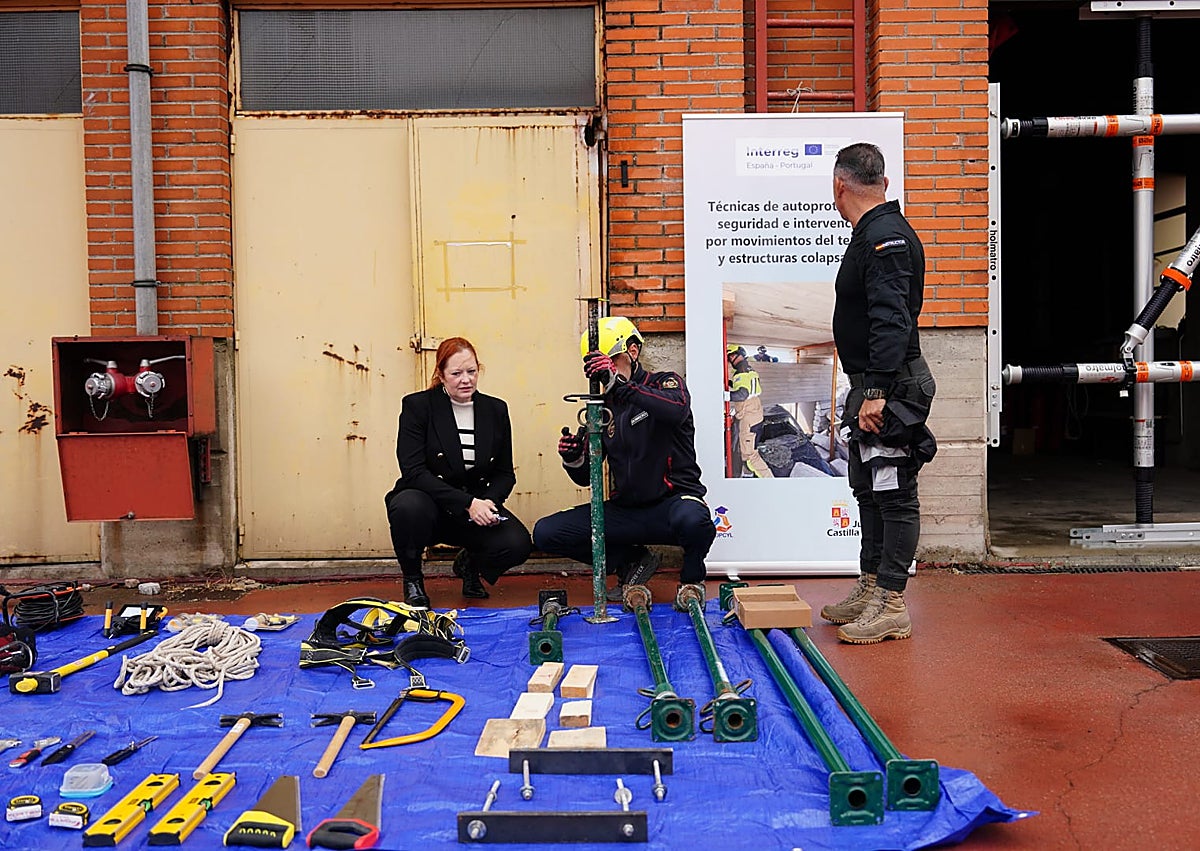 Imagen secundaria 1 - La   directora general de la Agencia de Protección Civil y Emergencias, Irene Cortés, juntos los bomberos participantes en el curso 'Estructuras colapsadas' en el parque de Bomberos de Salamanca.