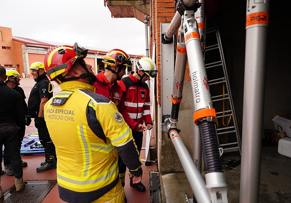 Varios bomberos durante el curso «Estructuras colapsadas» en el parque de Bomberos de Salamanca.