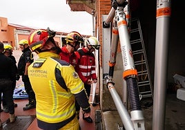 Varios bomberos durante el curso «Estructuras colapsadas» en el parque de Bomberos de Salamanca.