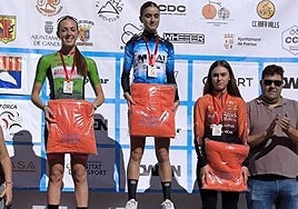Carla Bañuls en el primer escalón del podio del Challenge de la Comunidad Valenciana de ciclocross.