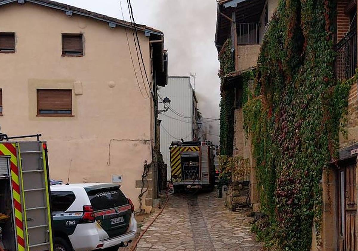 Imagen principal - Varias viviendas afectadas por un incendio en Villanueva del Conde
