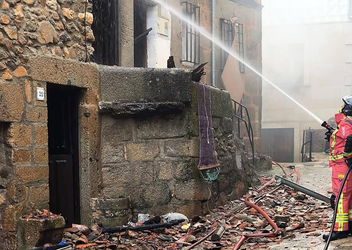 Imagen secundaria 1 - Varias viviendas afectadas por un incendio en Villanueva del Conde