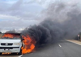 Imagen de la furgoneta en llamas.