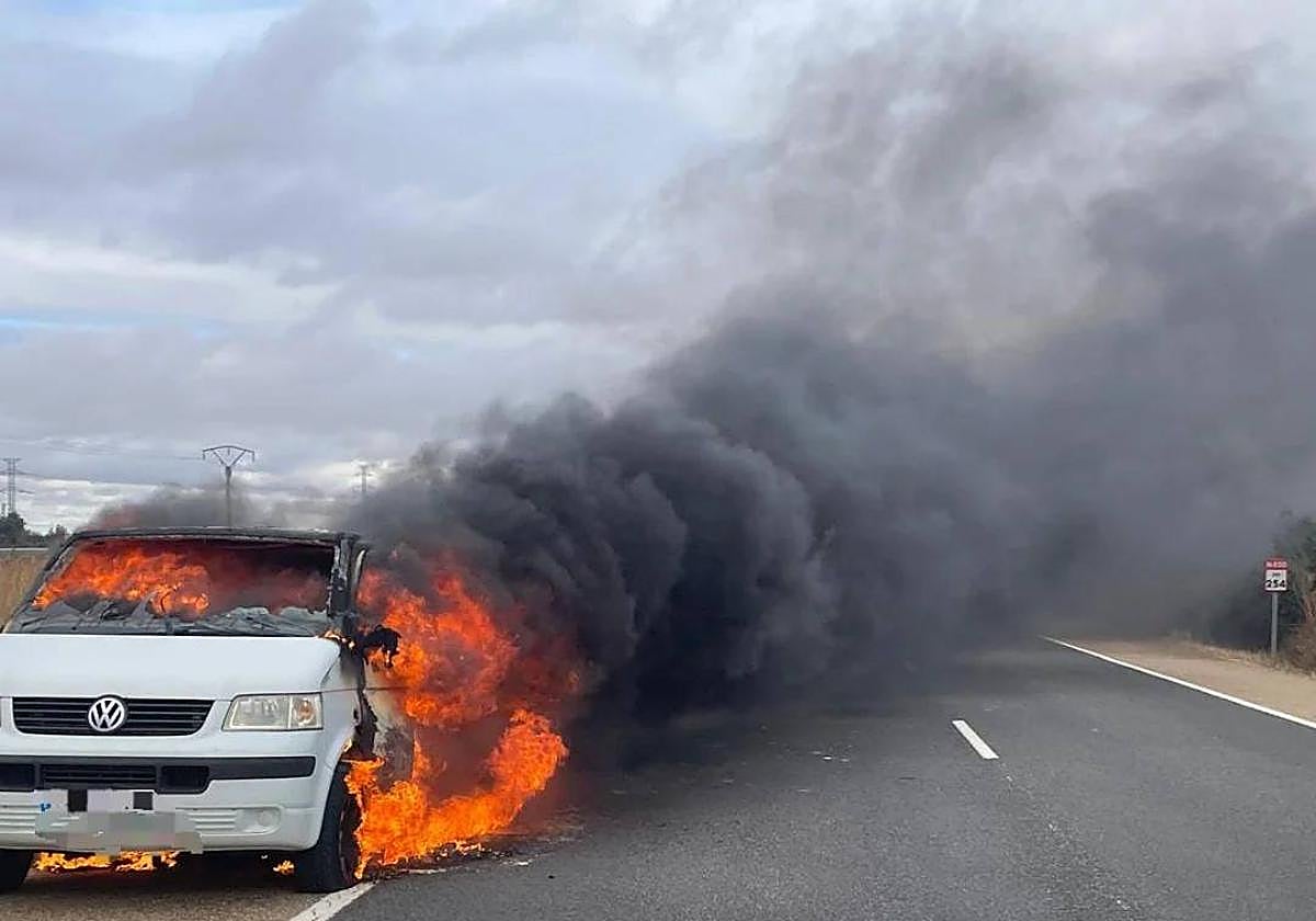 Imagen de la furgoneta en llamas.