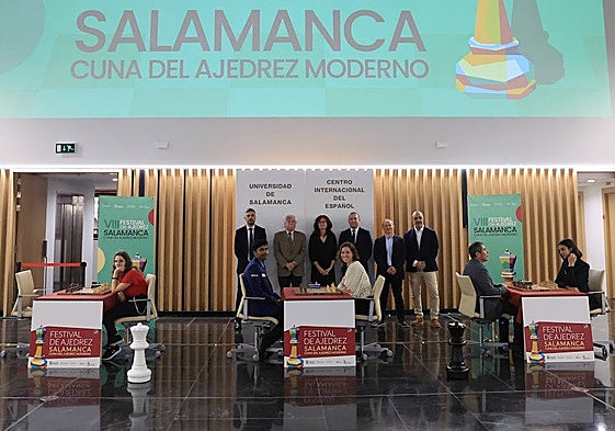 Los jugadores del Torneo Magistral posan frente al tablero, acompañados por los organizadores del certamen.