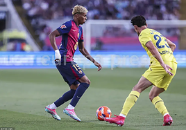 Lamine Yamal se mide a Cardona en un encuentro entre Villarreal y FC Barcelona.