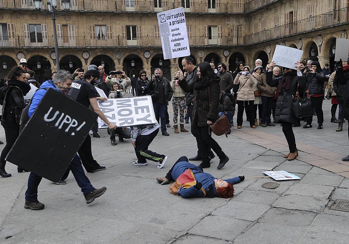 Protesta contra la «Ley Mordaza» en la Plaza antes de su aprobación.