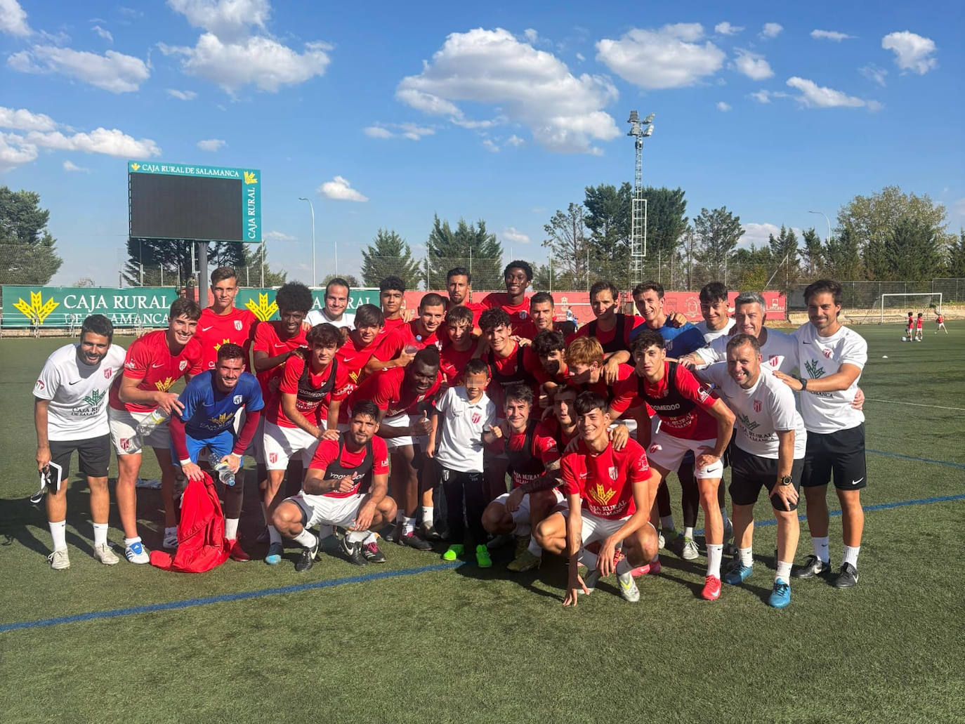 El joven Fernando junto a los jugadores de la primera plantilla del Santa Marta.