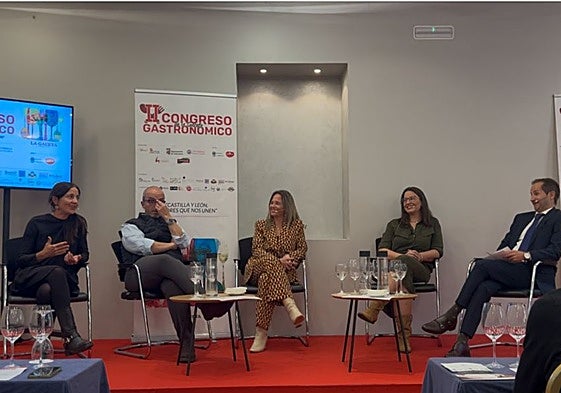 Pilar Fernández de Troconiz Tapia, Gustavo Chillón Lorenzo, Eva Gamazo Pérez y Judith Fernández Jáñez, junto a David Monaguillo, el moderador.