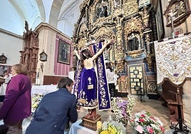 Veneración al Santísimo Cristo de Hornillos en el interior de la ermita en las pasadas fiestas.
